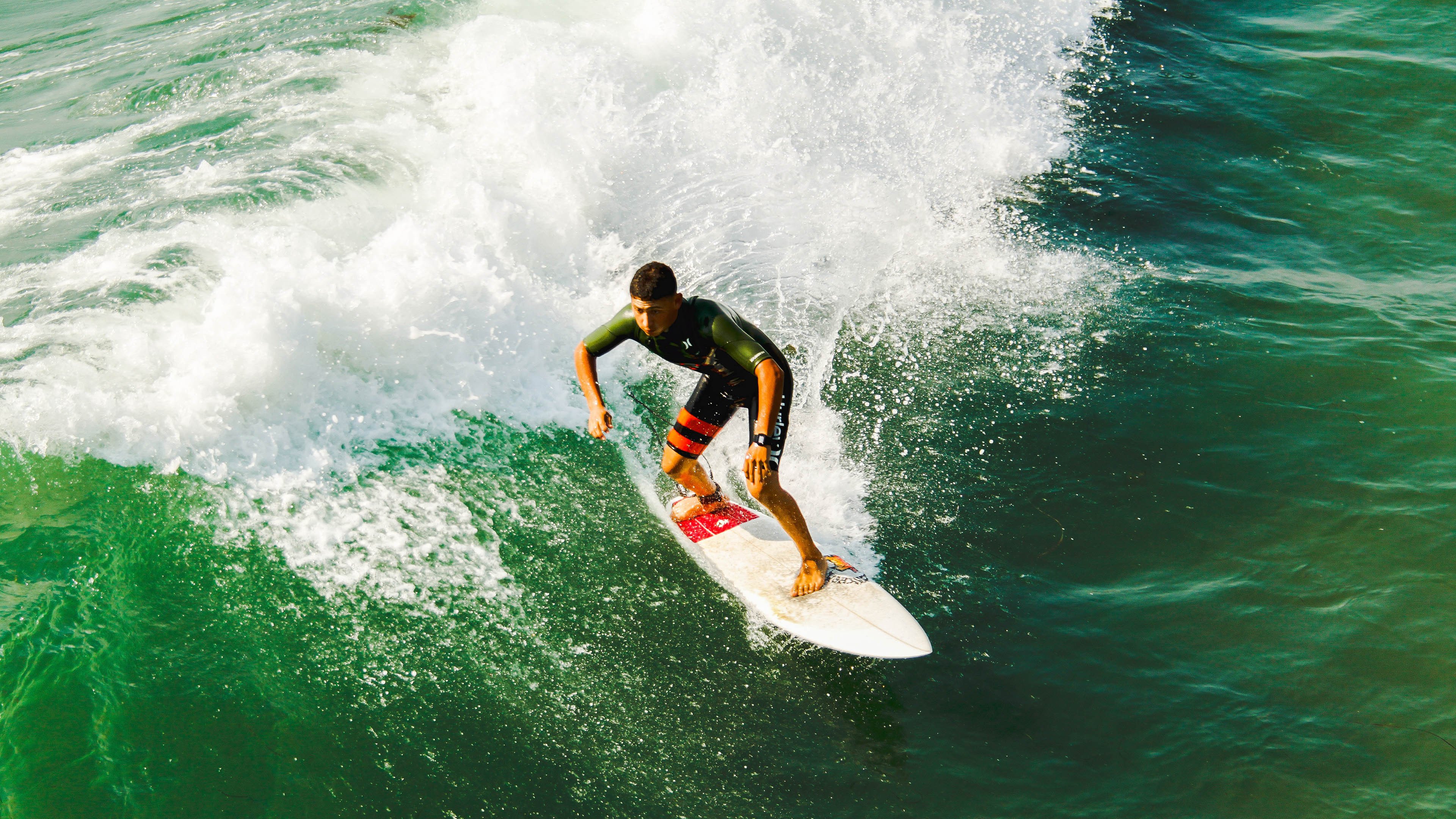 广东队粉碎黄蜂，锡安在西甲国家德比接管比赛，体育世界的双城记